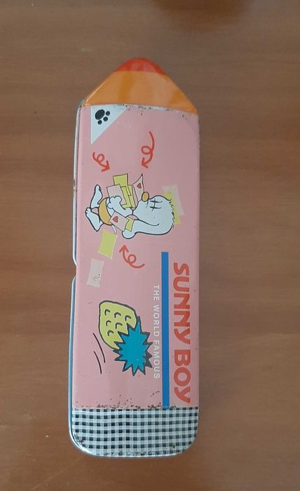 Estojo de lata em forma de lapis, dos anos 80