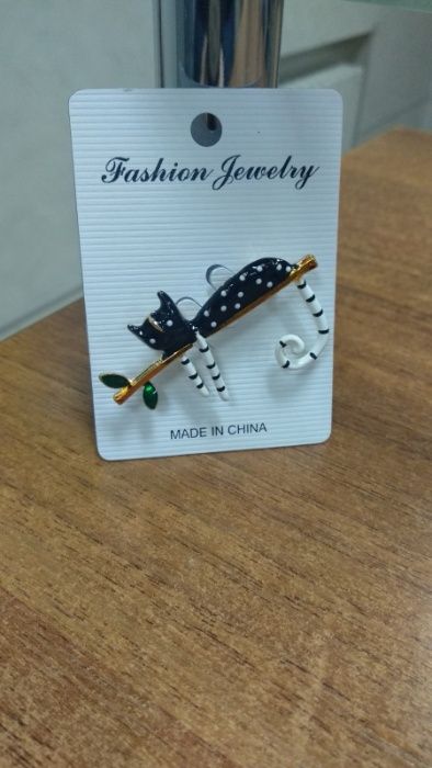 бижутерия брошка брошь кошка на дереве эмаль кот черный с белым