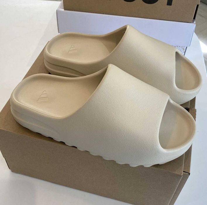 adidas Yeezy Slide / 38