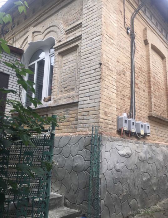 Продається частина будинку , центр