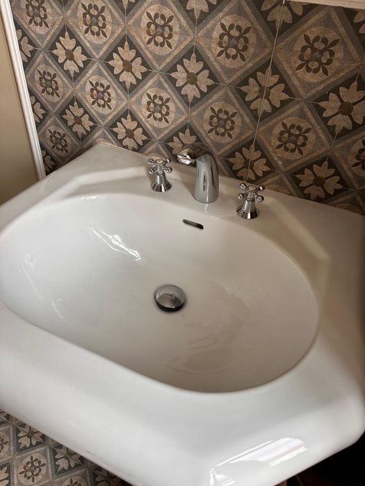 Lavatorio com torneiras incluidas