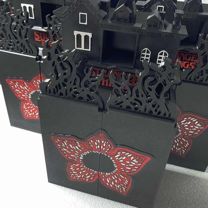 Дім для фігурок Stranger Things Kinder Joy Будинок Поличка Дивні Дива