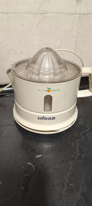 Espremedor de citrinos eléctrico marca Ufesa
