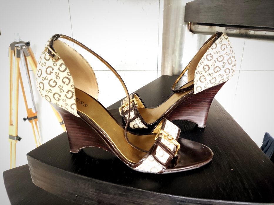 GUESS Buty damskie szpilki koturny sandały