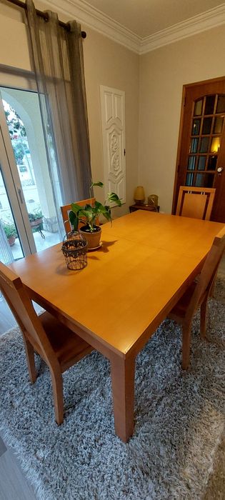 Mesa de sala com 4 cadeiras. Madeira. Muito Bom.