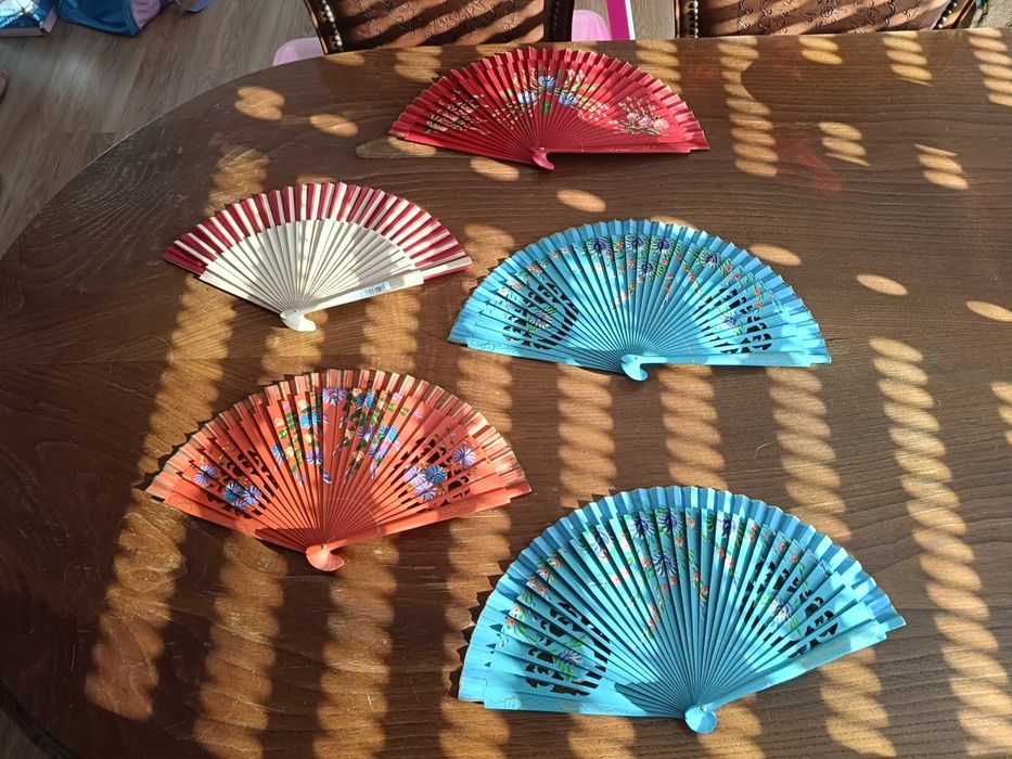 Chapéus chineses, leques e xailes