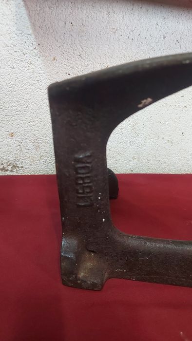 Várias sapateiras antigas