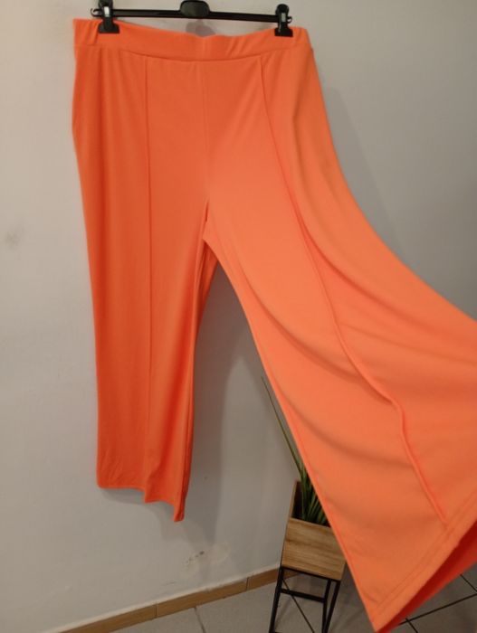 Piękne pomarańczowe lejące spodnie na gumce rozmiar 50l