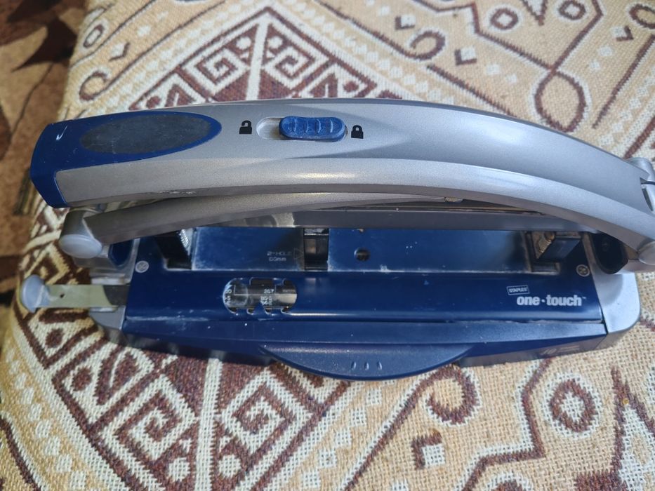 Діркопробивач Staples One-Touch Adjustable 3-Hole Punch, 40-Sheet Capacity