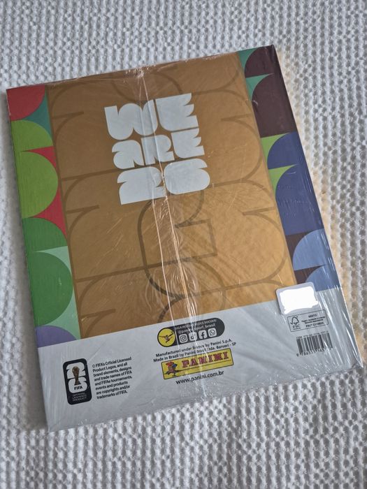 Caderneta dourada Mundial 2026 PANINI capa rija em Português