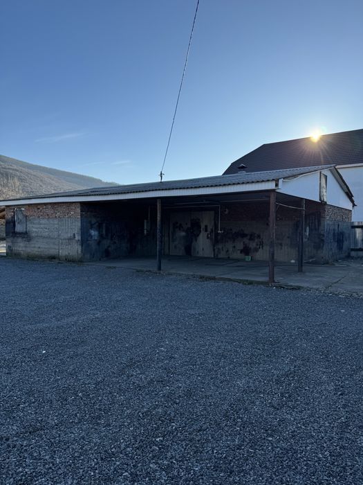 Здається гараж з навесами і великою територією