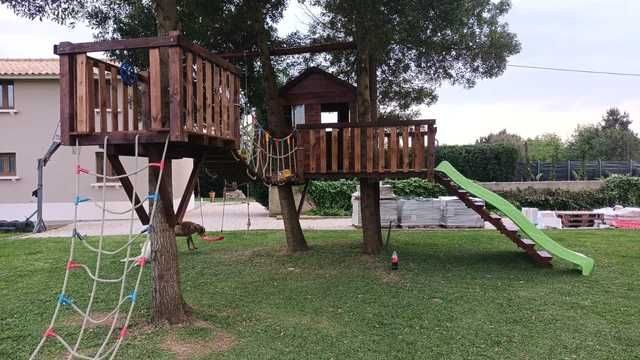 CASINHA NA ARVORE COM PARQUE INFANTIL E TIROLESA