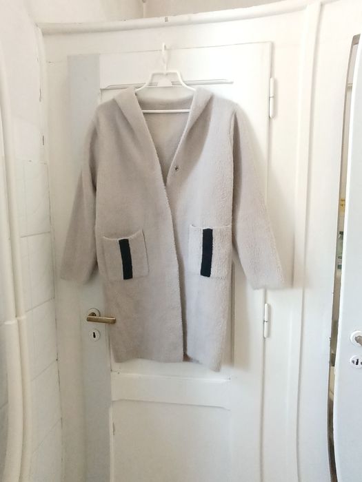 Super elegancki  ciepły płaszcz  z Alpaki z kapturem rozmiar  L