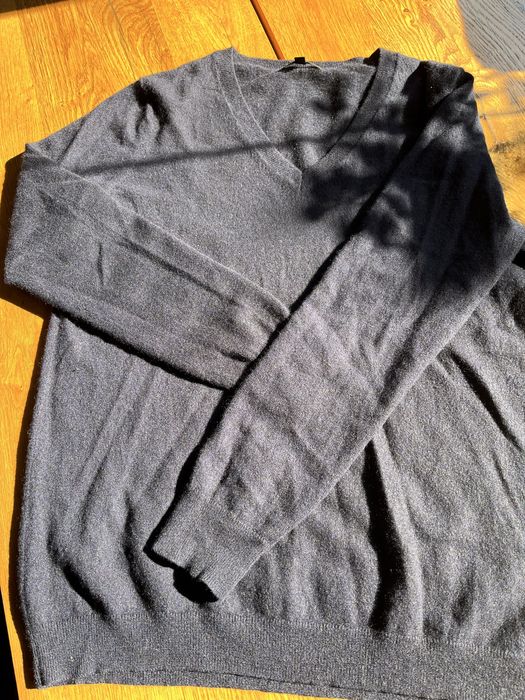 Kaszmirowy sweter marki Uniqlo