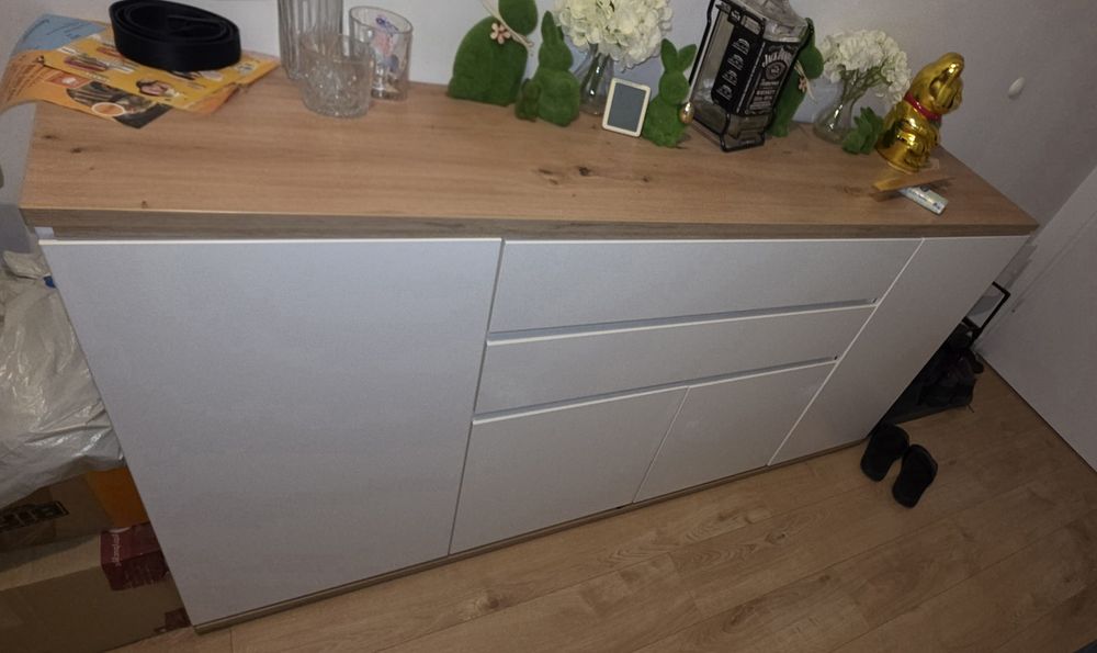 komoda Yamael 184 cm z 4 drzwiami i 2 szufladami dąb artisan/biały