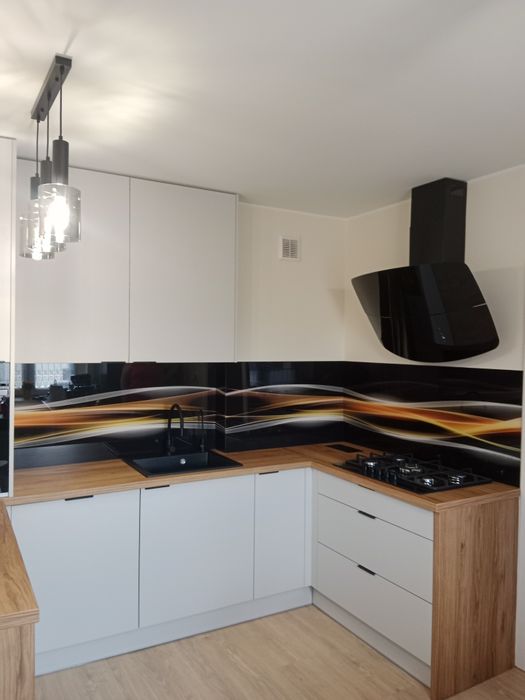 szklarz usługi szklarskie- panele szklane,lustra, kabiny prysznicowe