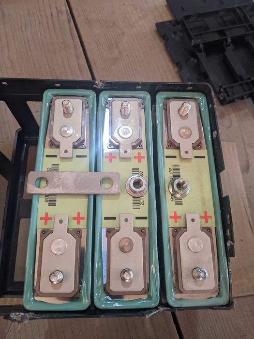 акумулятор YUASA LEV50 li-ion для гібридних інверторів