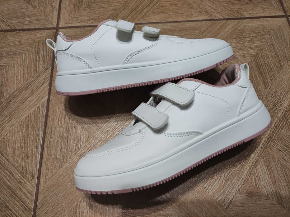 Нові. Кросівки для дівчинки - розмір 34. Довжина устілки - 22,5 см.