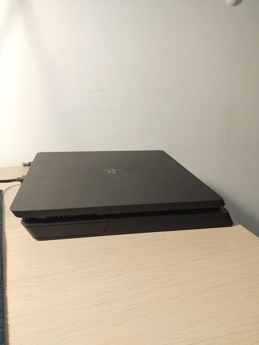 sprzedam konsole ps4 slim 1tb z 2 padami oraz 3 grami