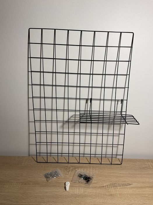 Grelha decorativa para parede Amazon com prateleira e acessórios