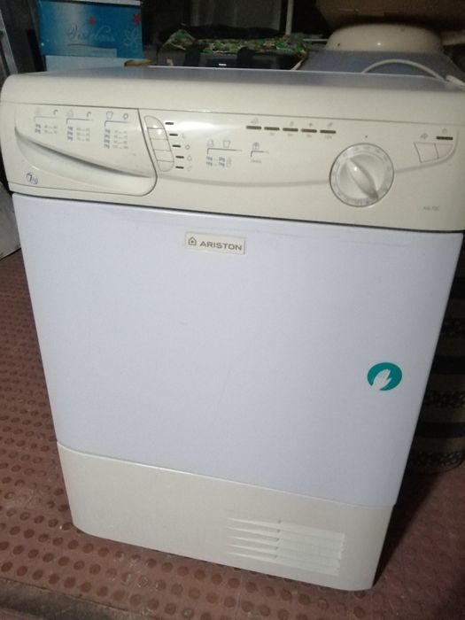 Secadora de roupa 7Kg, marca Ariston. De condensação, depósito 5litros