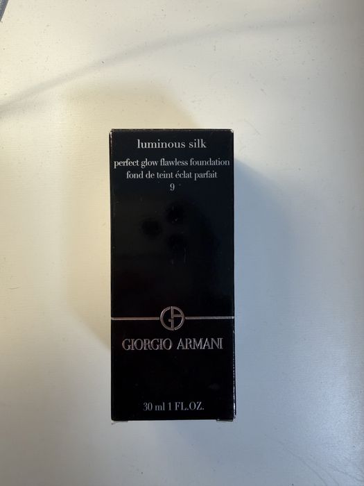 Тональна основа Armani luminous silk