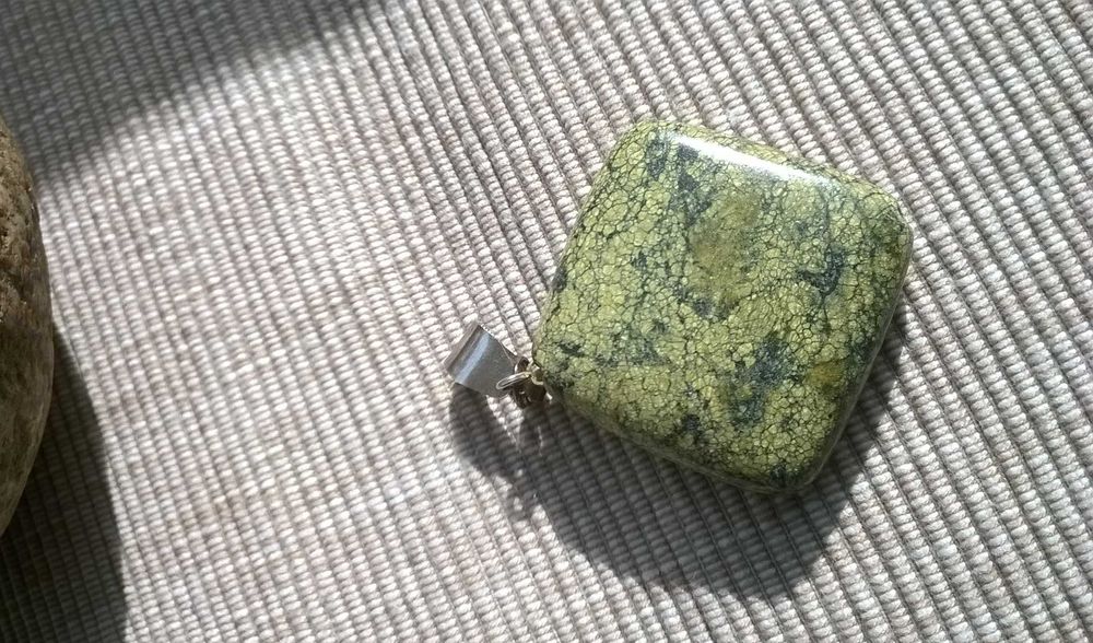 Zawieszka wisiorek - kamień naturalny zielony seledynowy - srebro