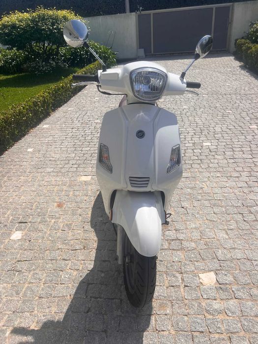 Scooter ZAHARA. Marca: KEEWY. Modelo: B76. A Gasolina. 2019