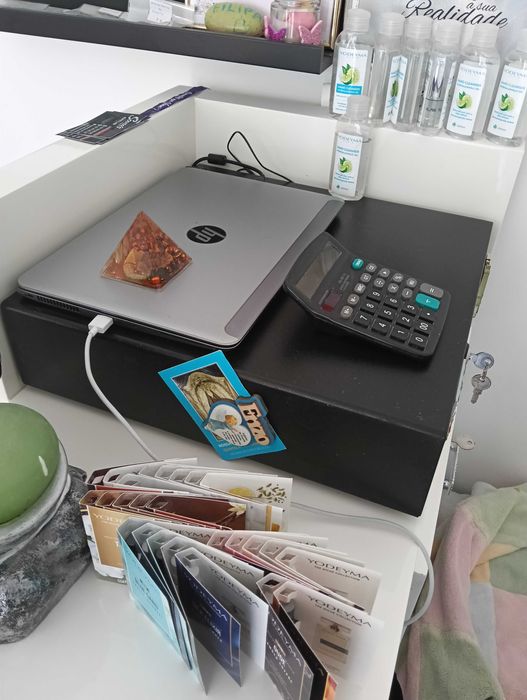 Balcão de recepção e mesa de estética