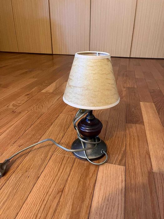 Candeeiro de mesa clássico — madeira e abat-jour bege