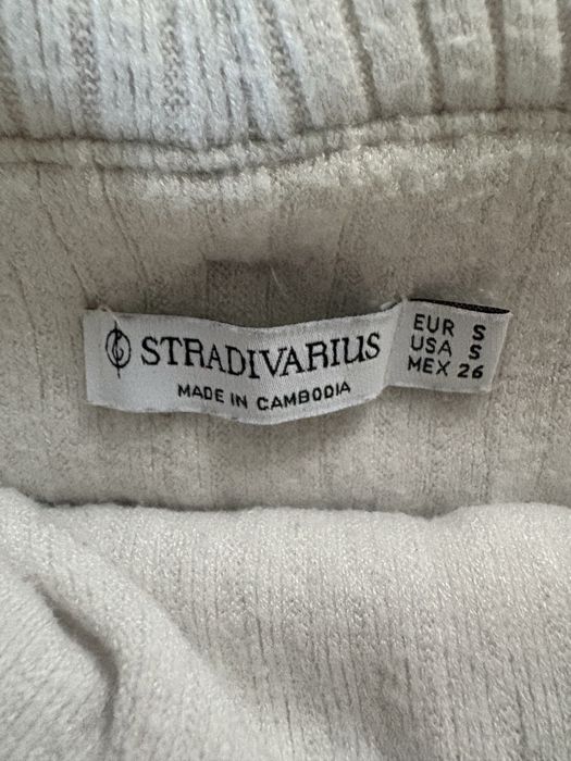 Biała prążkowana bluzka bez ramion Stradivarius