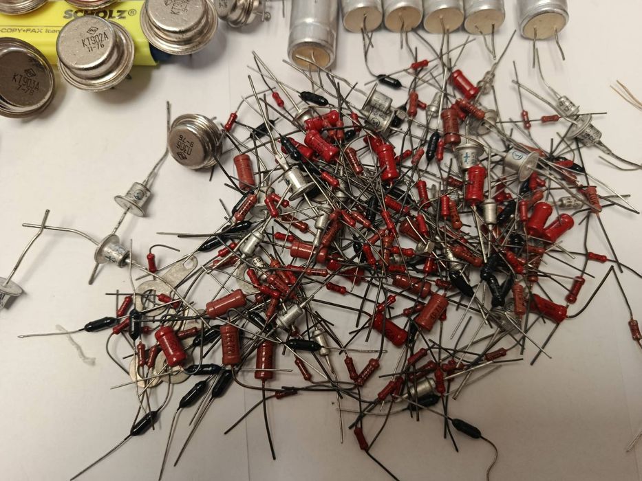 Радиодетали времён СССР транзисторы и конденсаторы