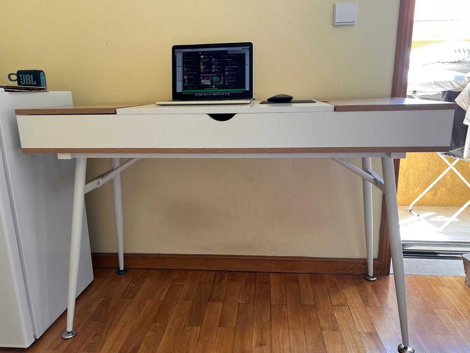 Mesa de escritório com 3 compartimentos/baú de arrumação