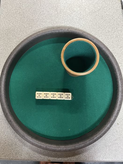 Jogo dados com tabuleiro