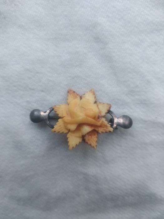 Брошь серебро,резная кость.