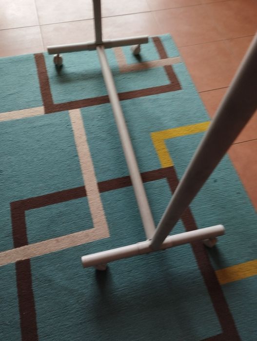 Suporte cabide em ferro com rodas