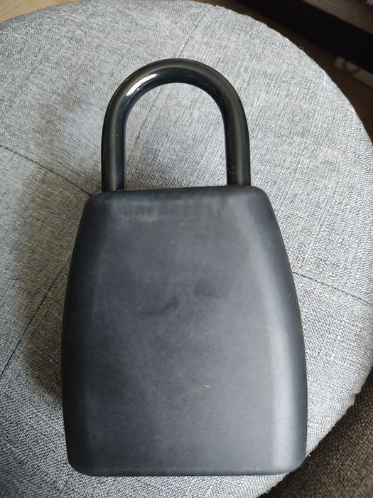 Mini sejf naścienny