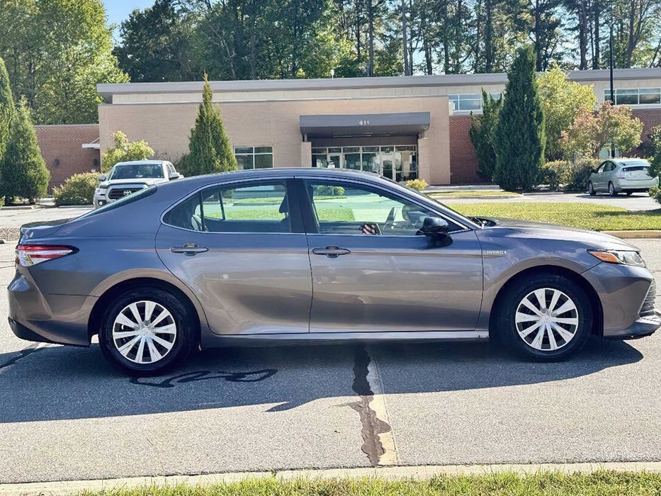 Toyota Camry Hybrid      2019