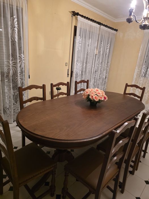 Mesa de sala + 8 cadeiras