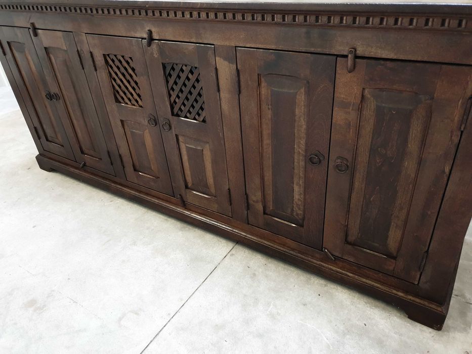 Masywna komoda kolonialna wykonana z litego palisandru indyjskiego.