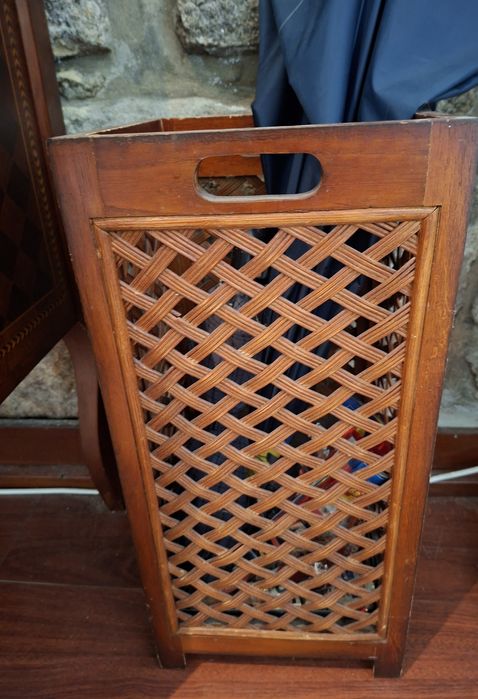 Porta guarda-chuvas em madeira