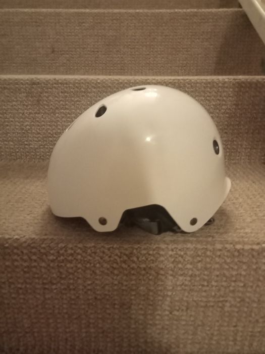 Biały kask dla dziecka