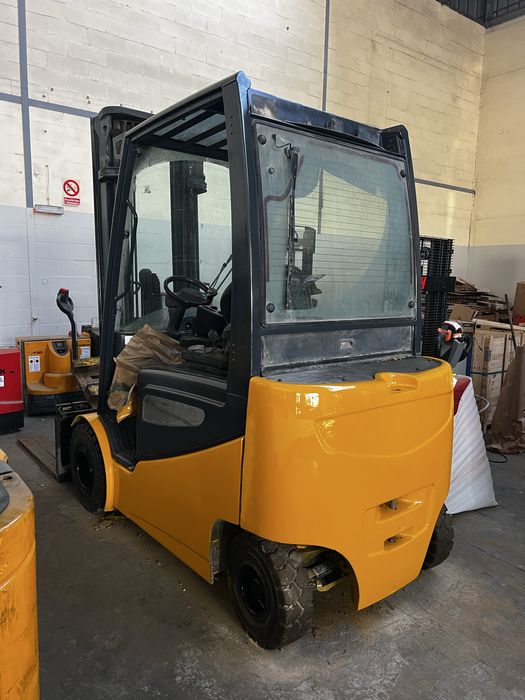 Empilhador eletrico 2500 kg Triplex