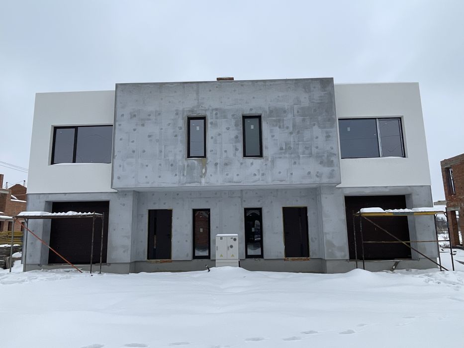 Сучасний дуплекс в чудовій локації з асфальтованим підʼїздом