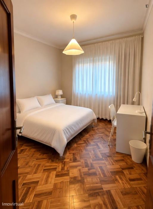 Quarto - localizado em Mafamude Porto