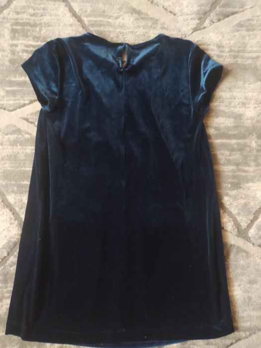 Sukienka świąteczna z aksamitu Zara z krótkim rękawem i kieszeniami