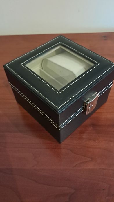 Caixa em couro sintético para guardar relógio