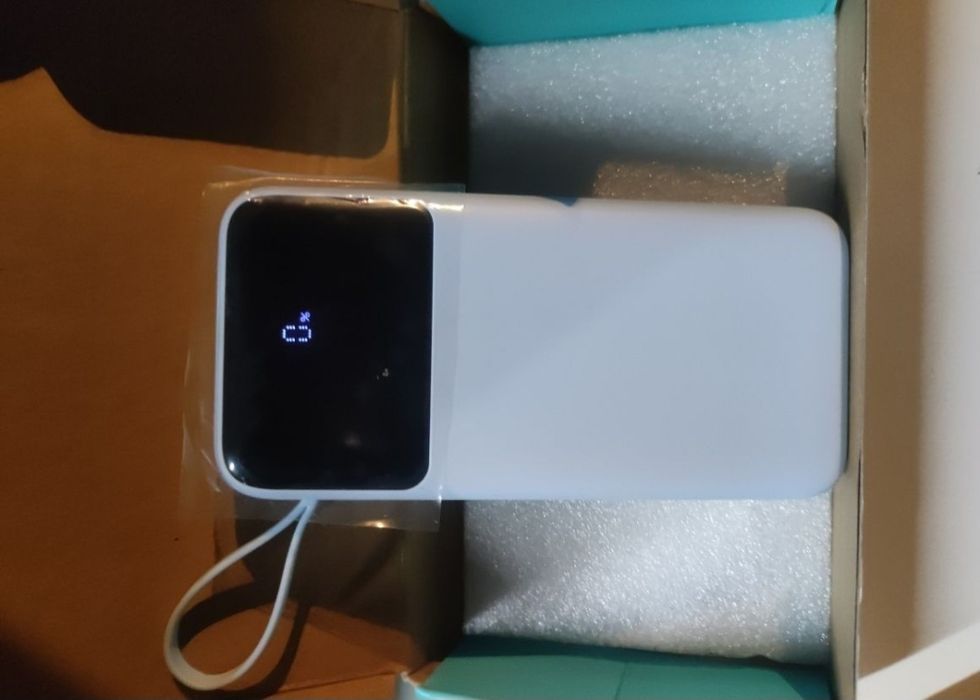 Powerbank 10000 mha e 20000 mha
10000 mha - 25 euros 
20000 mha - 30 euros