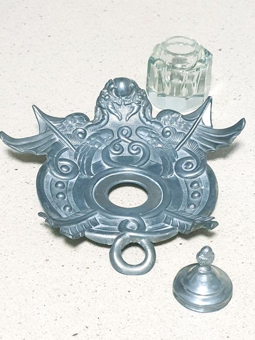 Raro antigo tinteiro em estanho com motivo de dragões