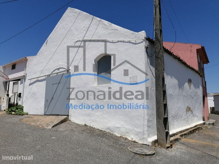 Adega com 4 depósitos, 3 lagares, 2 prensas e 1 poço - Penafirme da...